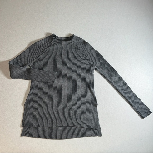 Elie Tahari Ribbed Long Sleeve Mock Neck Grey Top w/ Split Hem, Size Large - Picture 1 of 9